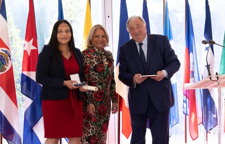 Francia otorga la Medalla del Senado a la doctora dominicana Raquel Mercedes