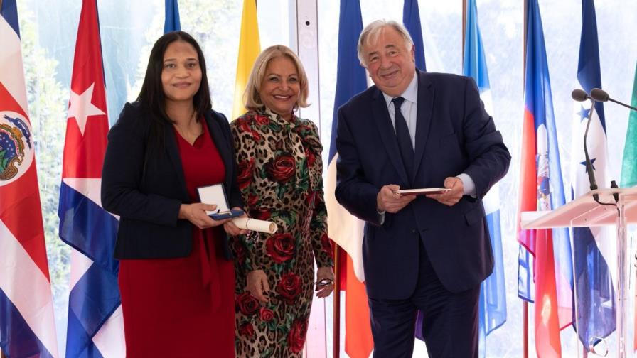 Francia otorga la Medalla del Senado a la doctora dominicana Raquel Mercedes