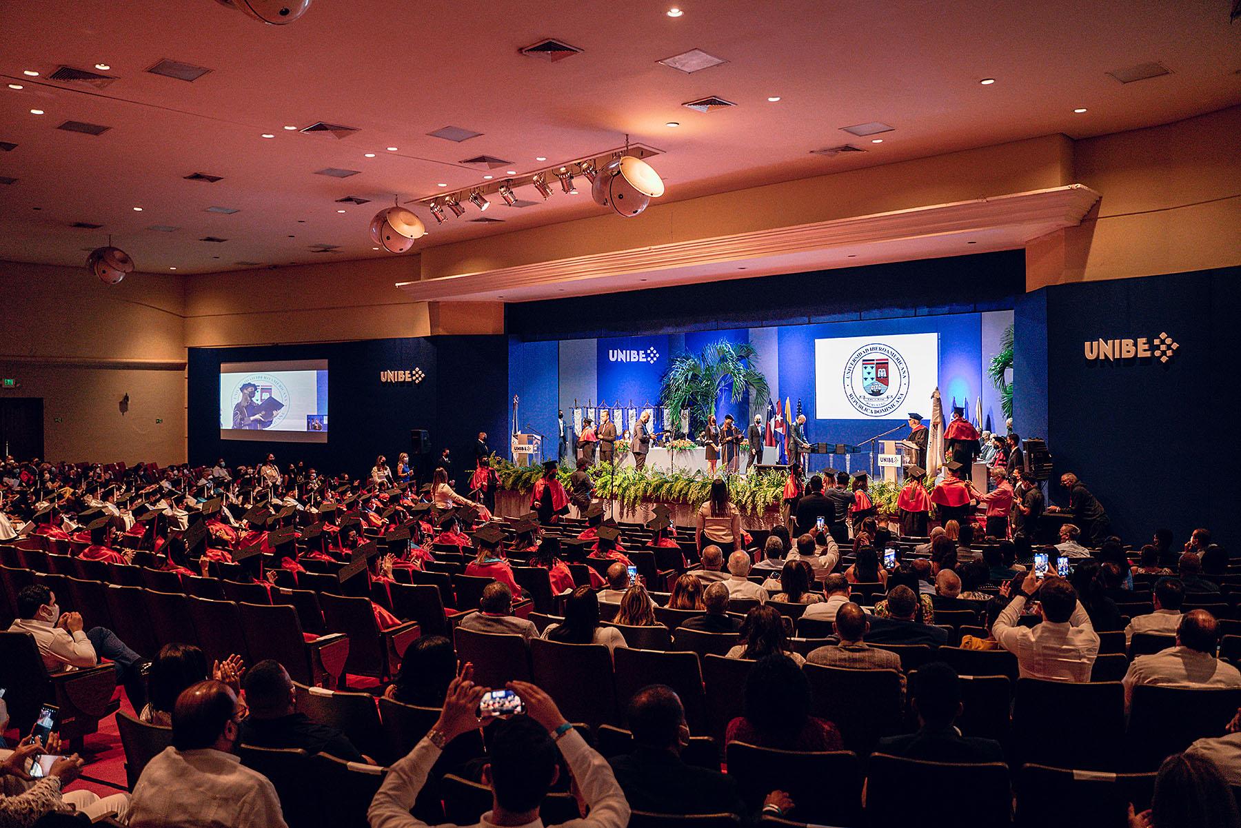 Graduandos presentes en la primera tanda.