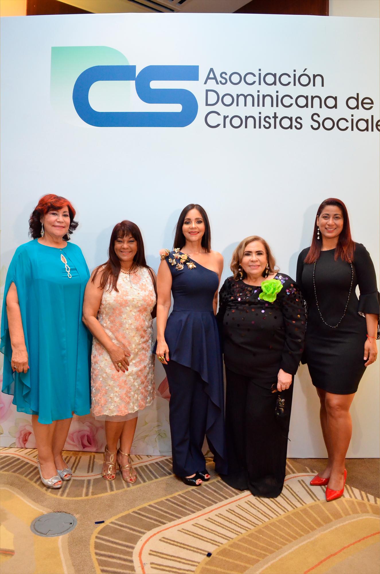 Mirna Pimentel junto a las pasadas presidentas Cándida Ortega, Jacqueline Ramos, Claudine Nova y Yenny Polanco Lovera.