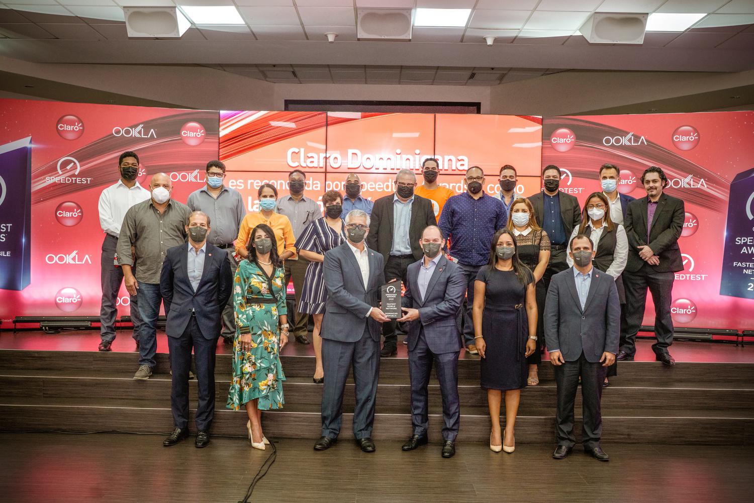 Ejecutivos Claro junto a sus invitados.