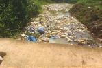 Los desechos sólidos en río Duey afectan su cauce Los desechos sólidos en río Duey afectan su cauce