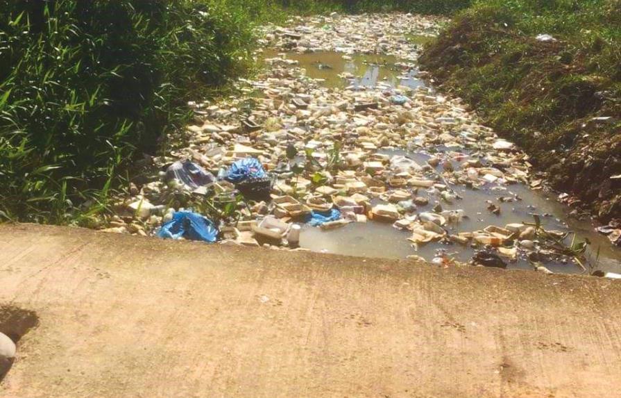 Los desechos sólidos en río Duey afectan su cauce