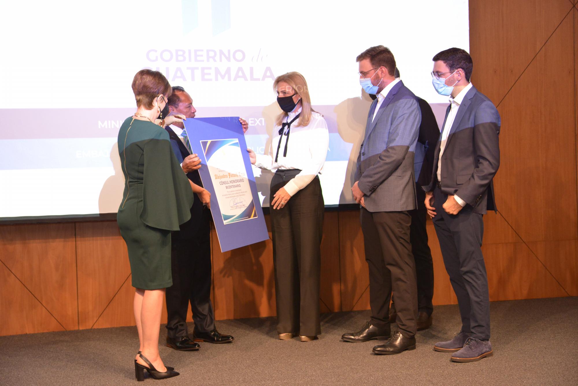 El embajador de Guatemala entrega el Homenaje Póstumo.
