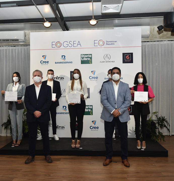 Estudiantes GSEA 2021 recibiendo sus certificados de participación.
