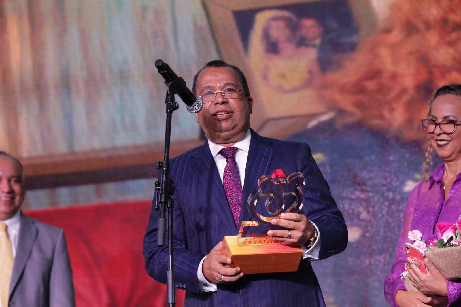 Euri Cabral al recibir su reconocimiento. (Fuente Externa) 