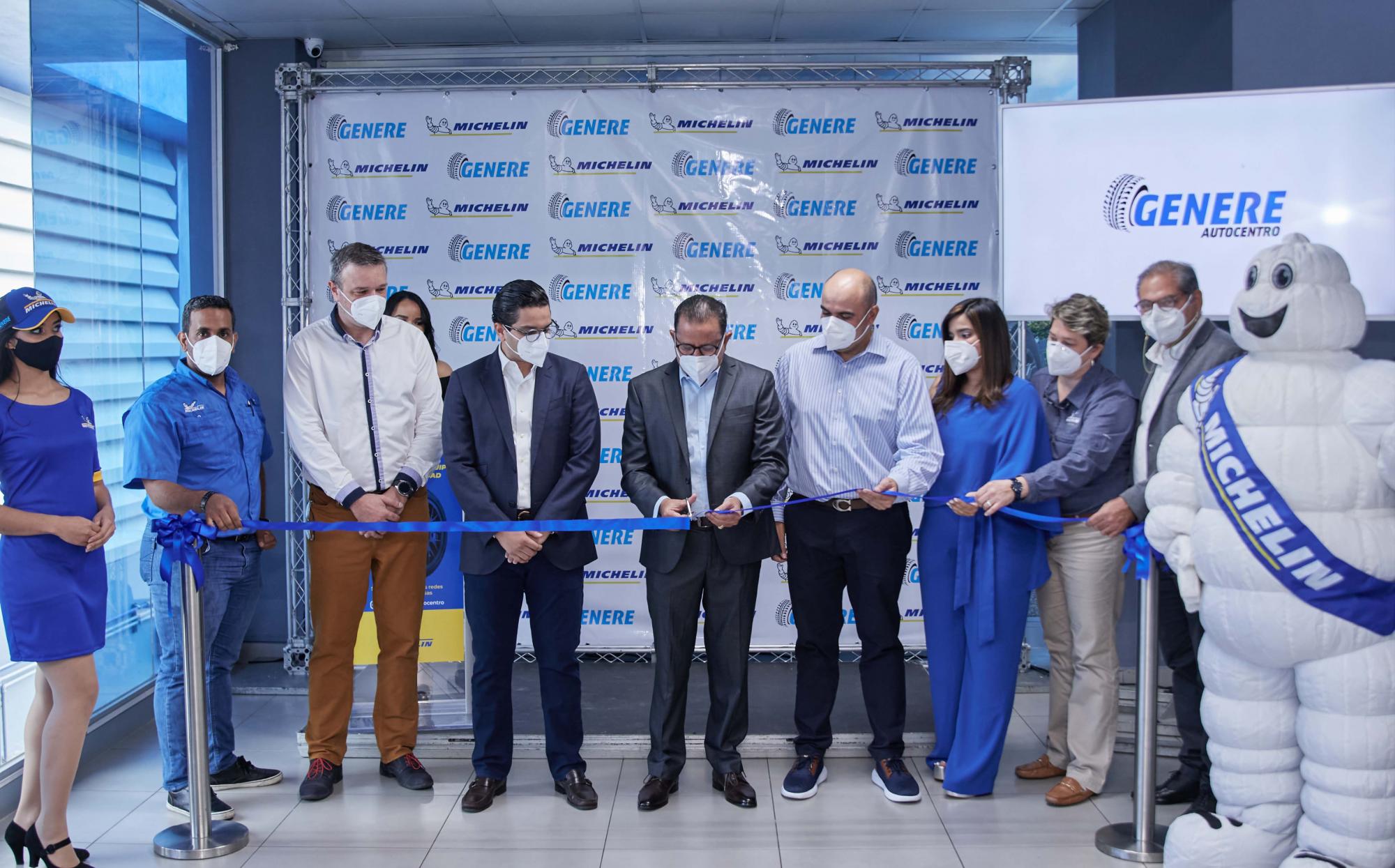 Durante el corte de cinta de esta fusión comercial.