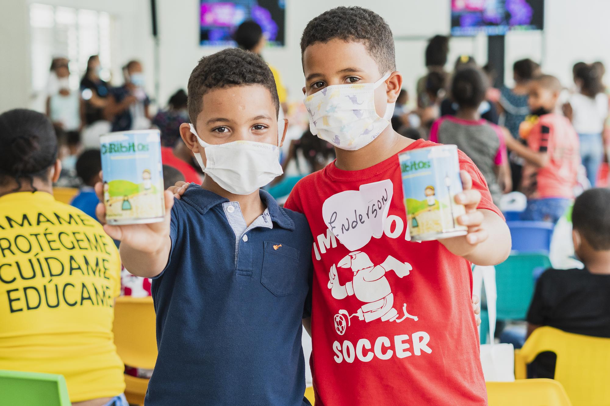 Los niños aprenden sobre el ahorro. 