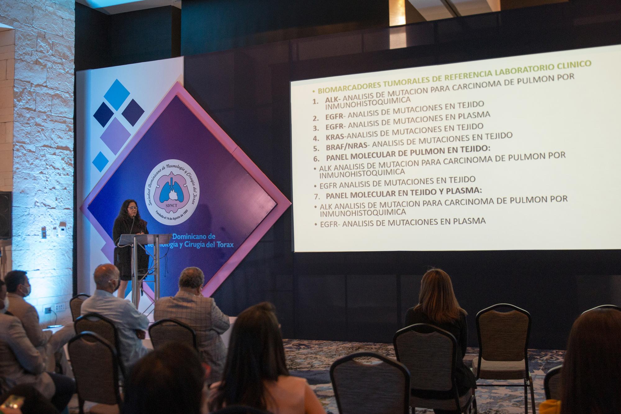 Momento de la conferencia de Sonia Dickson, directora médica de Patología Molecular de Referencia Laboratorio Clínico. 