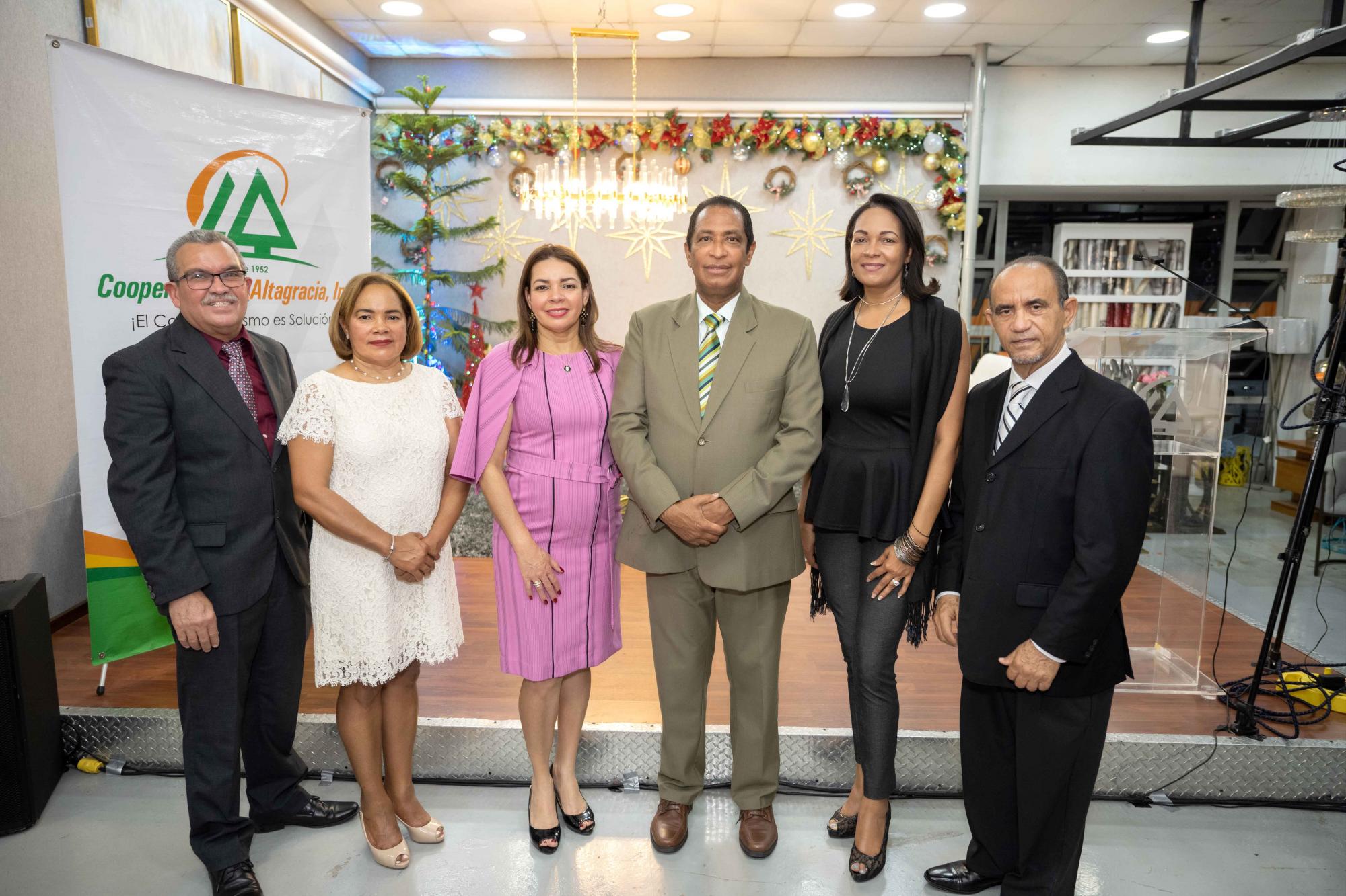 Carlos Bermúdez, Secretario del Consejo de Vigilancia Central de Cooperativa LaAltagracia, Yoselin Arias, Tesorera, Consejo de Administración Central de CooperativaLa Altagracia; Deyaniris Rodríguez, presidente del Consejo de Vigilancia Central deCooperativa La Altagracia; Rafael Narciso Vargas, presidente del Consejo deAdministración Central de Cooperativa La Altagracia; Maritza Reyes, Secretaria delConsejo de Administración Central de Cooperativa La Altagracia; Eduardo García,Vicepresidente del Consejo de Administración Central de Cooperativa La Altagracia.