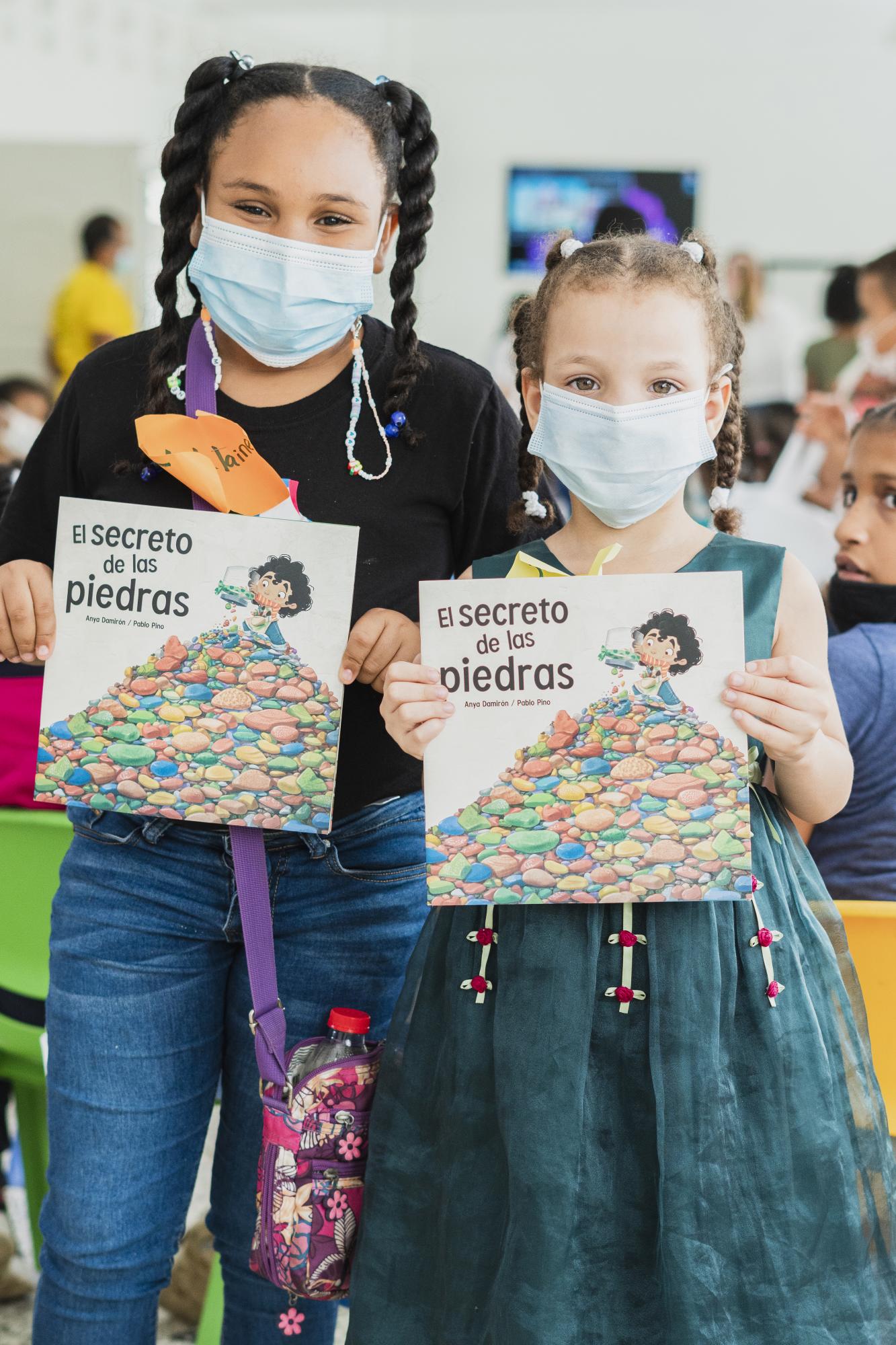 Recibieron ejemplares del libro infantil El Secreto de las Piedras. 
