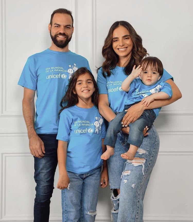 Glency Feliz con la familia al completo.