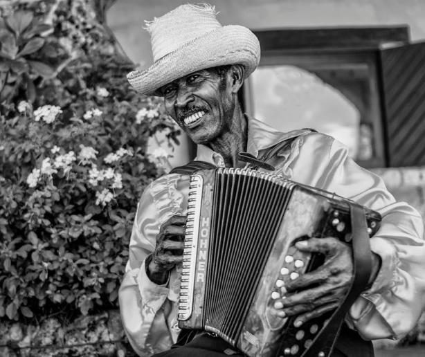 Olvido y miseria: la triste situación de los músicos típicos envejecientes en República Dominicana