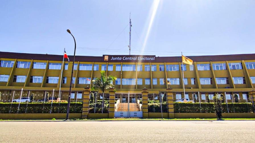 El fucú del voto automatizado persigue a funcionarios de la JCE