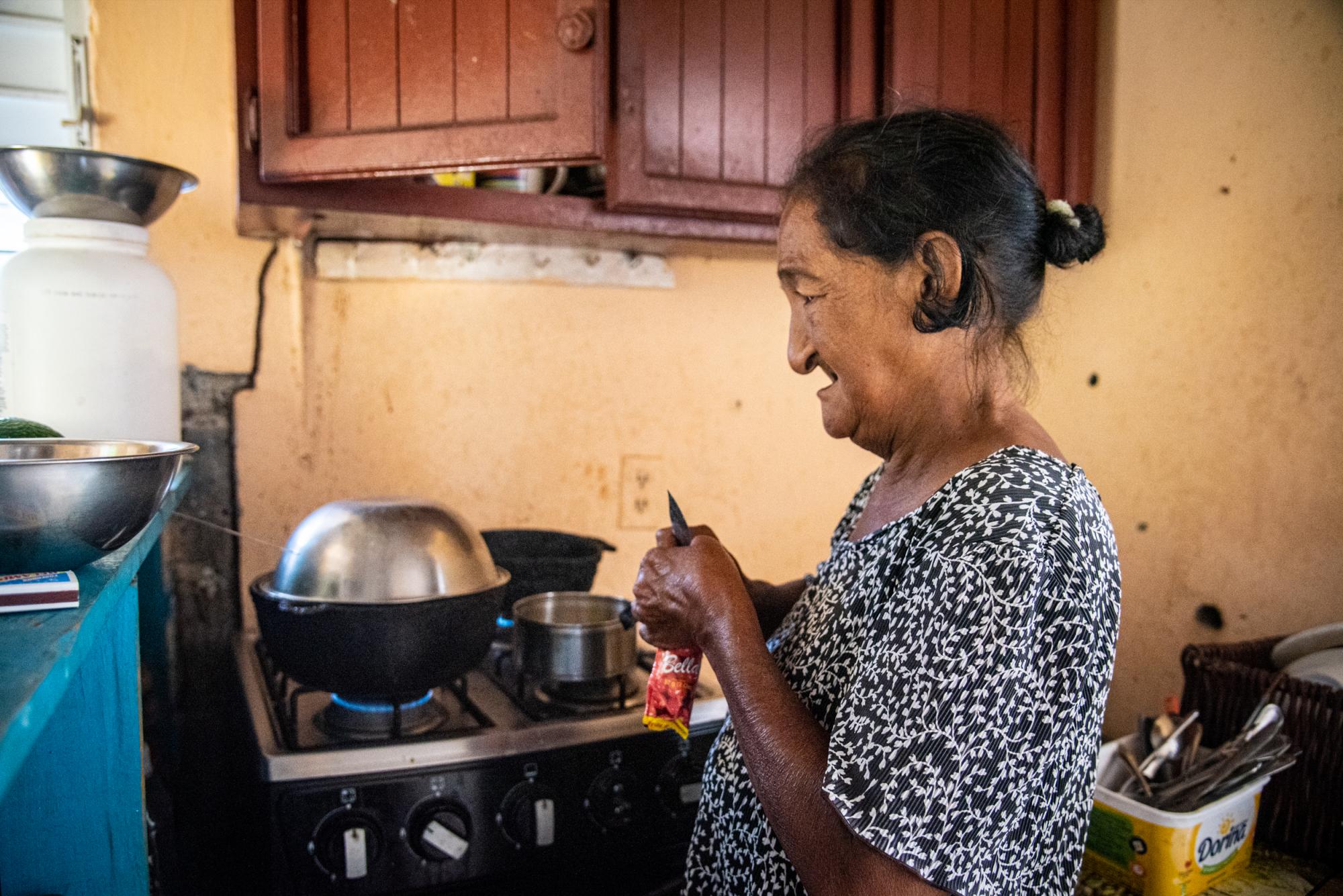 La abuela en la cocina (Juan Miguel Peña / Diario Libre)