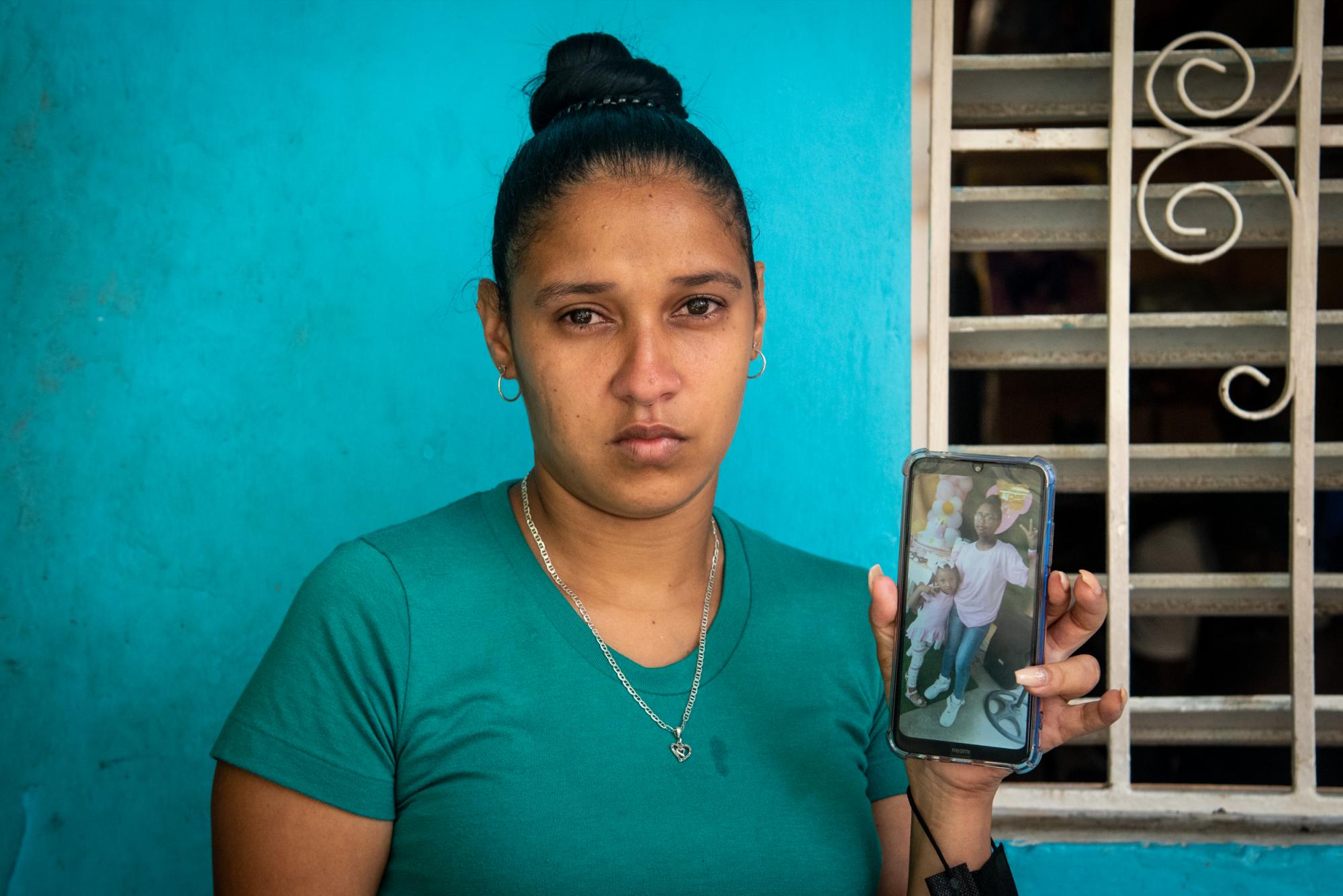 Ginay Comas, madre de Ranyi Winneifer Comas, de 12 años de edad, muestra una fotografía de su hija desaparecida en el sector Guachupita, del Distrito Nacional, el lunes 6 de septiembre de 2021 (DIARIO LIBRE/JUAN MIGUEL PEÑA)