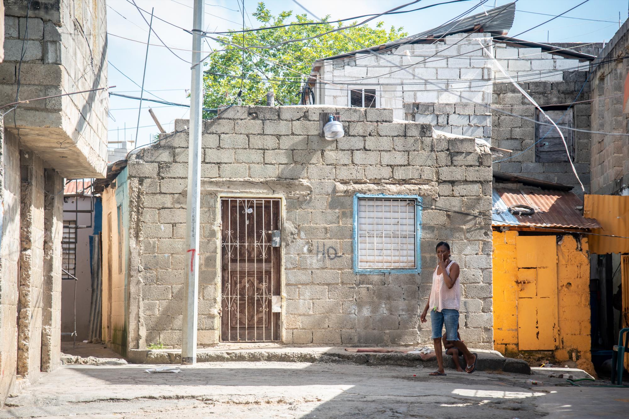 En esta calle del sector Guachupita, del Distrito Nacional, viven las niñas Mía Hermione Hernández Arias, de 10 años y Ranyi Winneifer Comas, de 12. (DIARIO LIBRE/JUAN MIGUEL PEÑA)