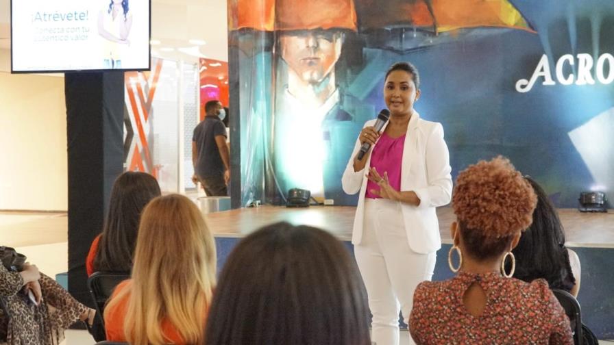 Amalfi Eguren, autora de Amazon y speaker motivacional, dio una conferencia dirigida a mujeres