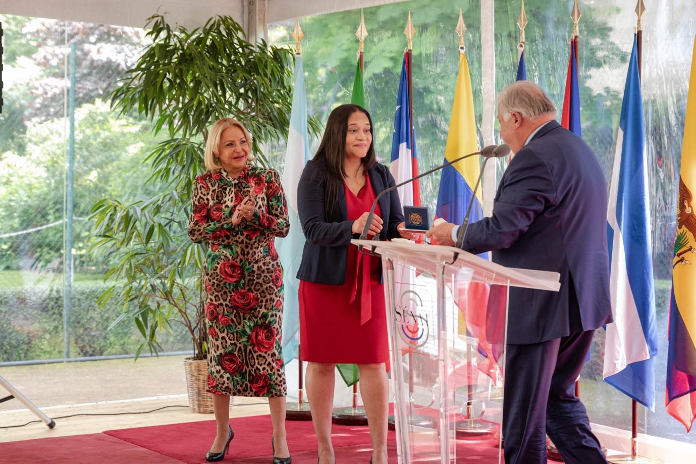 La Dra. Raquel Mercedes recibe la Mellada del Senado de manos de Gérard Larcher, presidente del Senado francés.