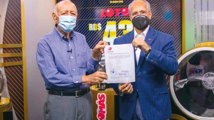 Ganador de los 43 MM del Loto recoge su premio