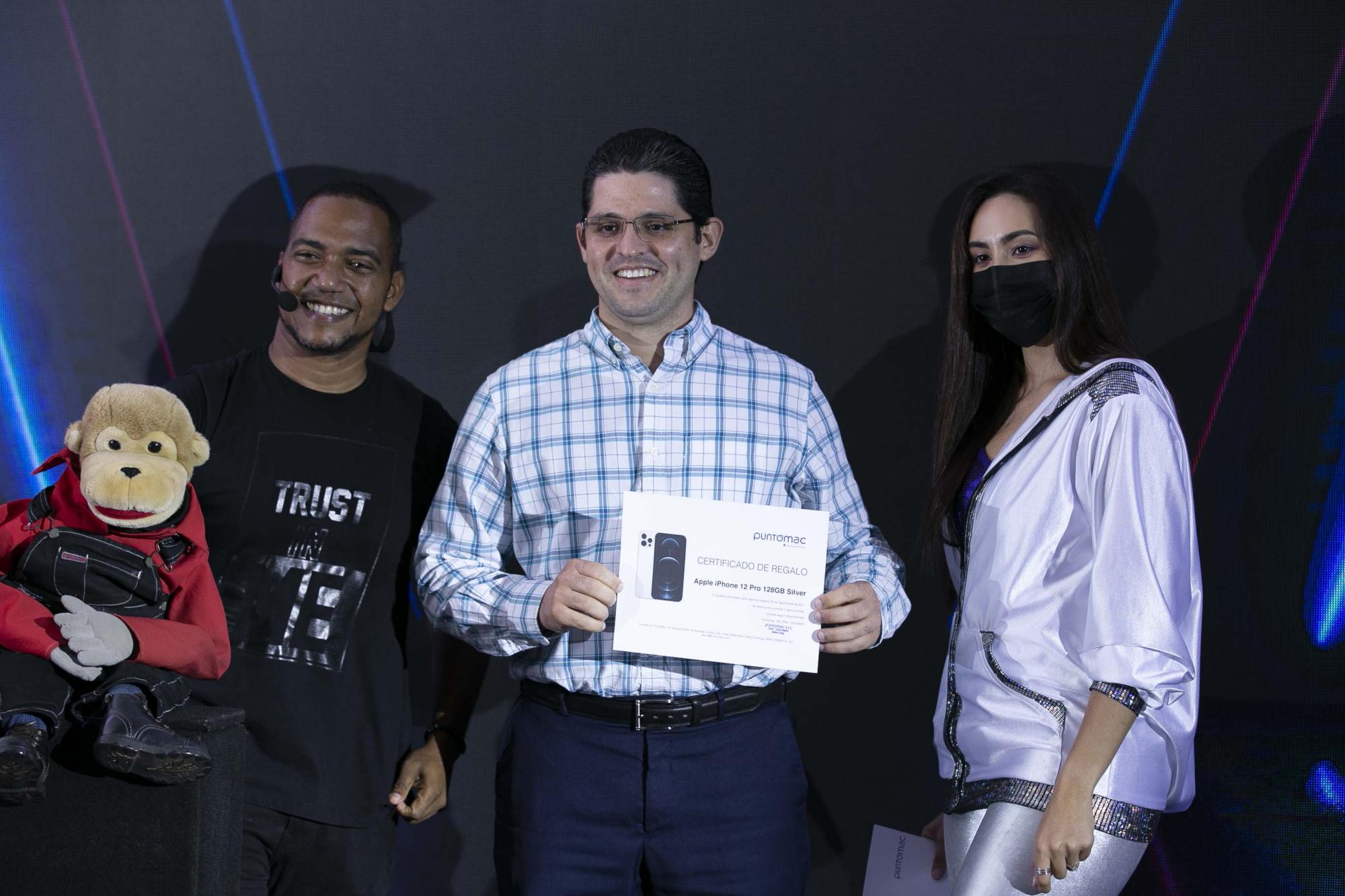 Liondy Ozoria, entregando certificado de regalo a uno de los clientes de la marca. (Fuente Externa)