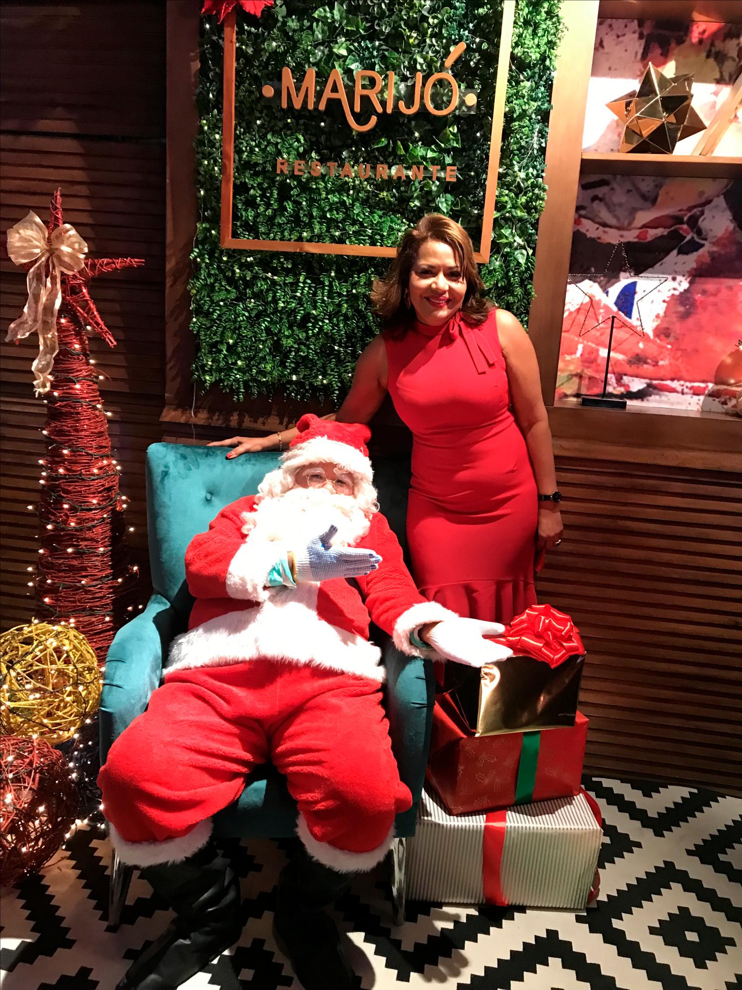 María Penso junto a Santa.