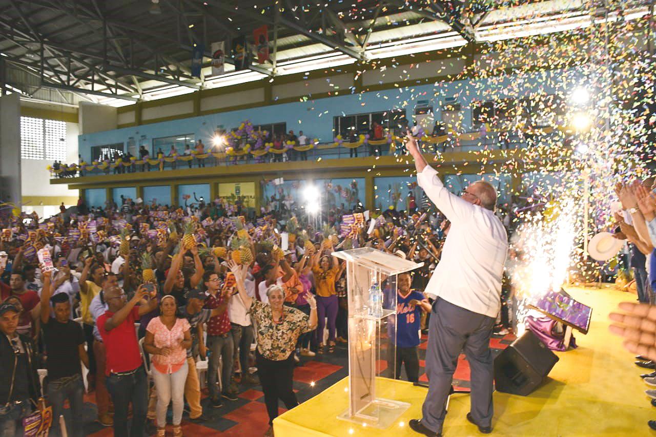 El senador Charlie Mariotti encabezó el acto en Monte Plata.
