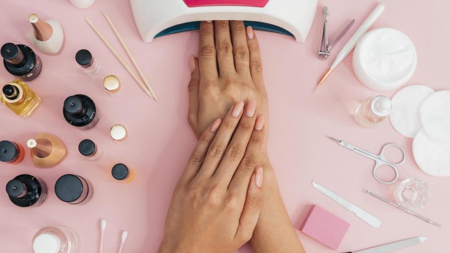 Manicura Tie Dye, el “must” del verano para tus uñas