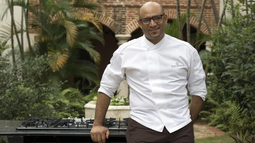 Chef Martín Omar ayuda a fritureros de la plaza del pescado en Boca Chica Chef Martín Omar ayuda a fritureros de la plaza del pescado en Boca Chica
