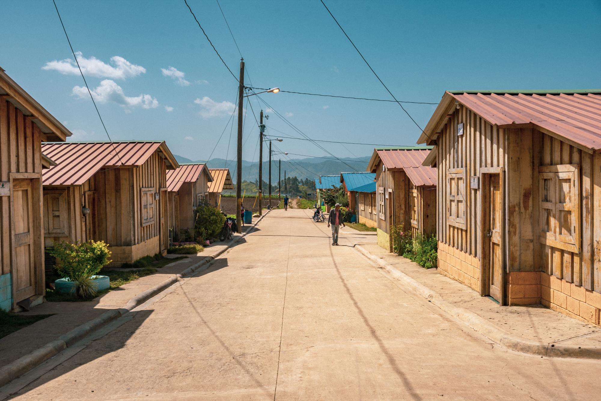 Una calle de Villa Poppy, donde reubicaron a 53 familias que residían en terrenos del Parque Nacional Valle Nuevo.