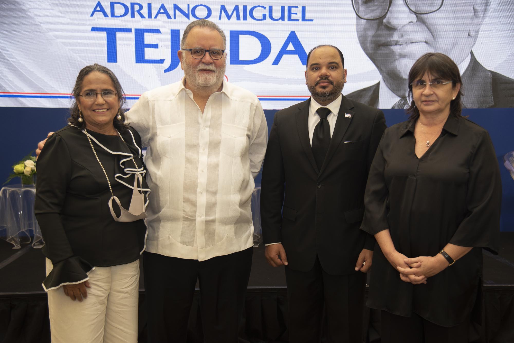 Justina Cartagena, Arturo Pellerano, Pablo Ulloa e Inés Aizpún en el acto en el que se presentó la Cátedra de Derechos Ciudadanos en honor a don Adriano Miguel Tejada. ( NEAL CRUZ)