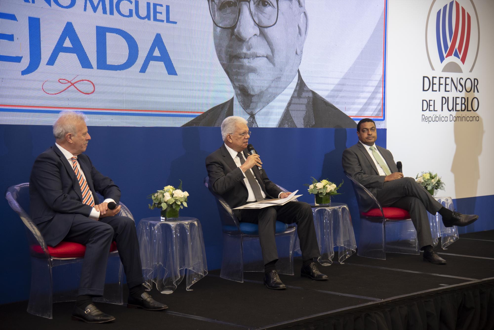 El panel contó con la participación del reconocido periodista español Manuel Campo Vidal; José Monegro, director de El Día, y el periodista Miguel Guerrero, quien fungió como moderador. En el panel se abordaron los puntos a tomar en cuenta para ayudar al país en la construcción de una sociedad más crítica y que contribuya al fortalecimiento del Estado de Derecho. ( NEAL CRUZ )