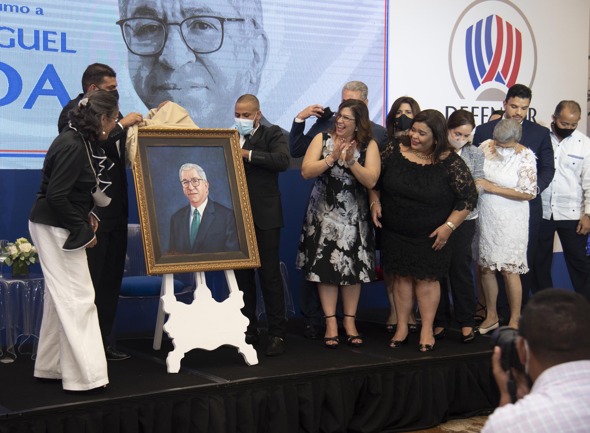 En el reconocimiento póstumo también fue entregado un lienzo de Adriano Miguel Tejada a su familia. Al agradecer la distinción, Justina Cartagena viuda Tejada, manifestó entre lágrimas el apego en vida de su fenecido esposo a la buena comunicación y a la defensa de los derechos de la gente. ( NEAL CRUZ )