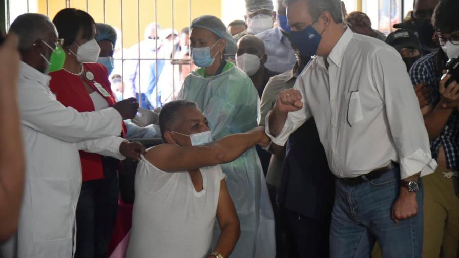 Vacunación sigue y crece; Abinader dice RD está en segundo lugar en LA