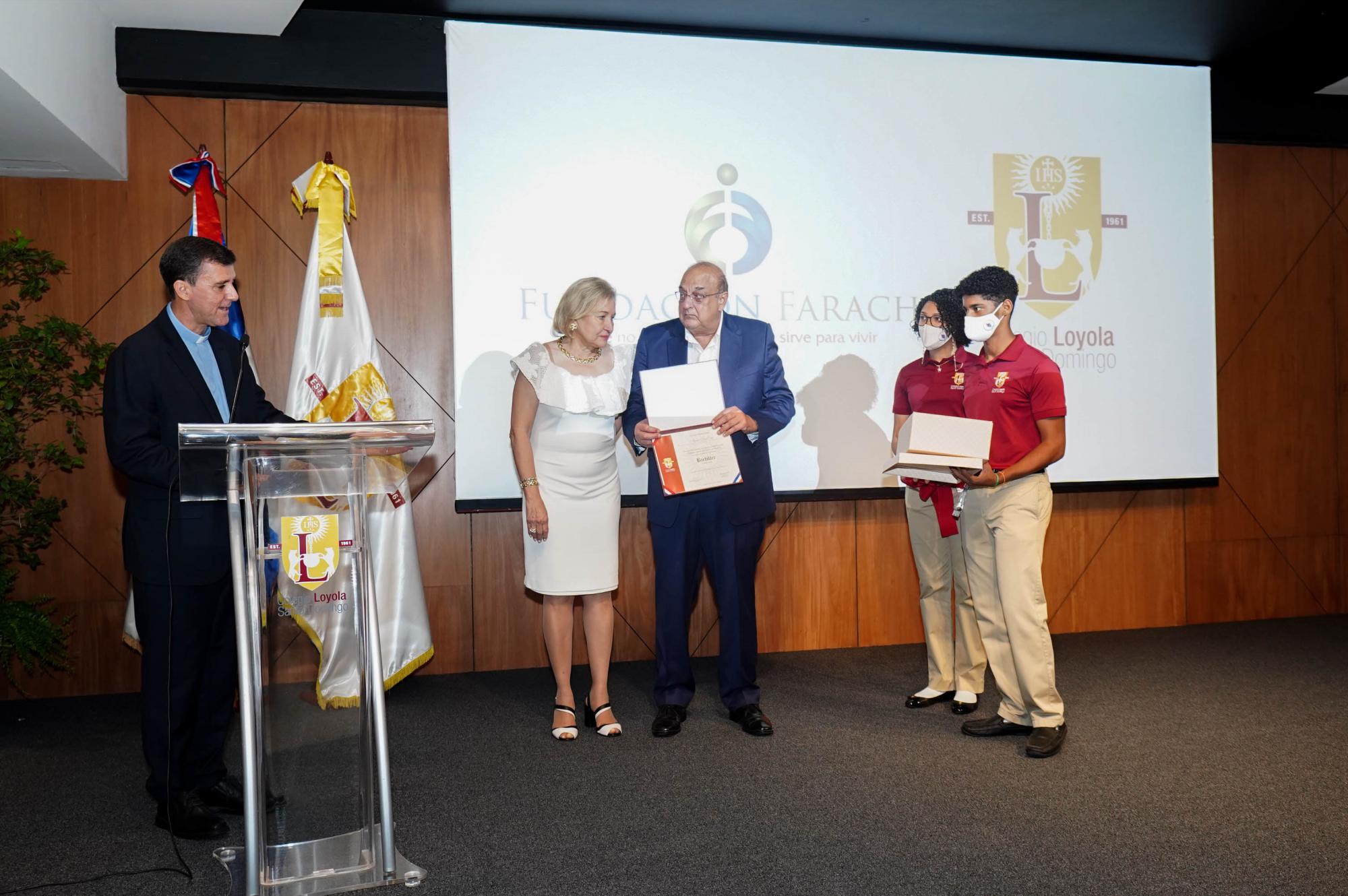 El Rector entrega el título bachiller Alejandro Farach Cruz.