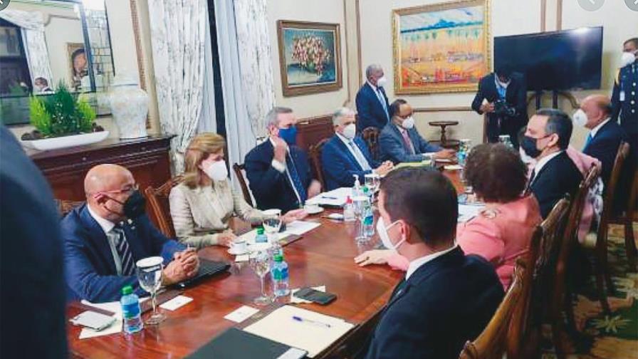 Hoy vence el plazo para los postulantes al Tribunal Constitucional
Hoy vence el plazo para los postulantes al TC Hoy vence el plazo para los postulantes al Tribunal Constitucional
Hoy vence el plazo para los postulantes al TC