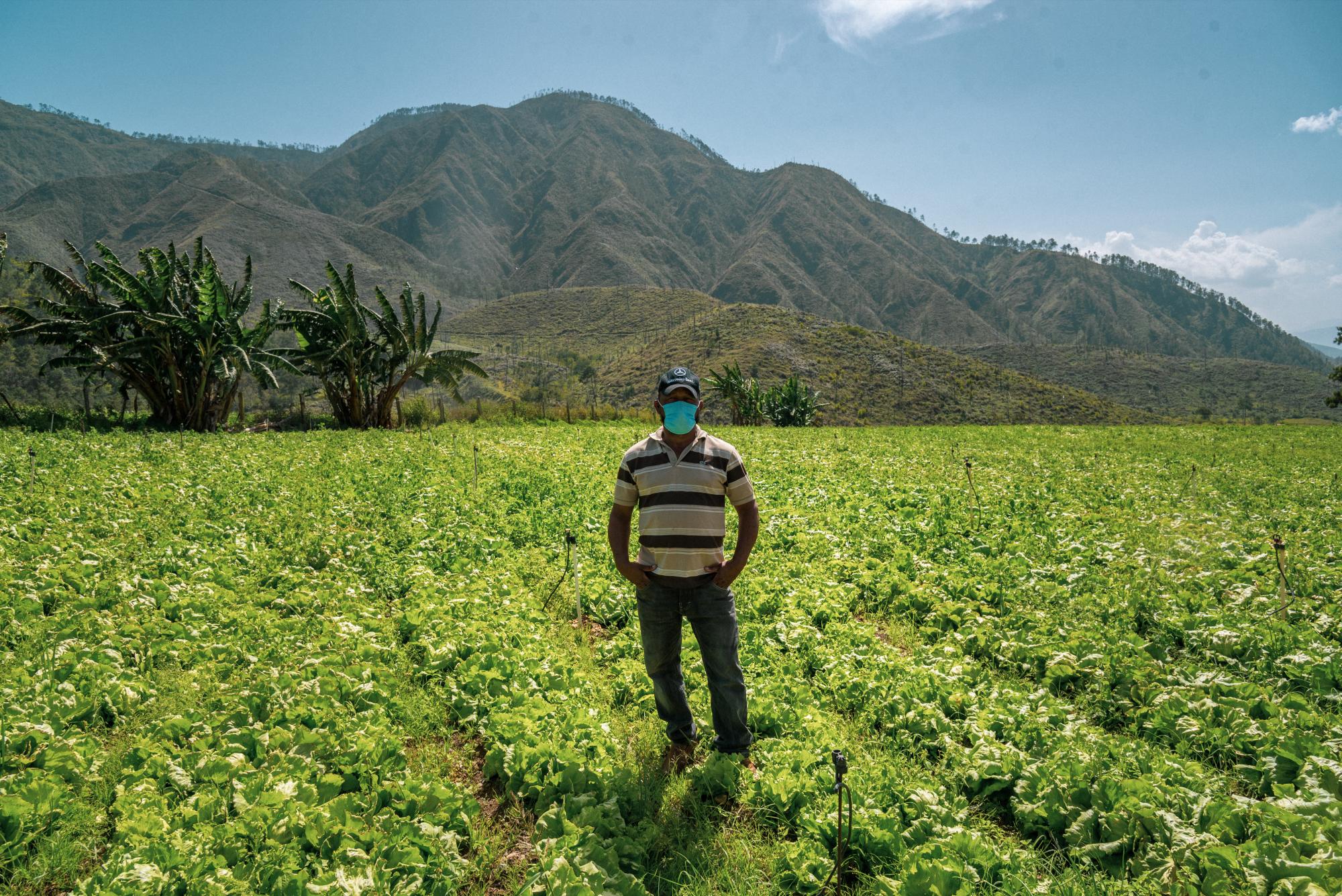 Luciano Tejeda en la parcela que le dieron en reposición y que comparte con otro vecino en Villa Poppy.