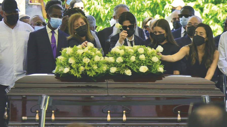 Entre reconocimientos y honores sepultan a Reinaldo Pared Pérez