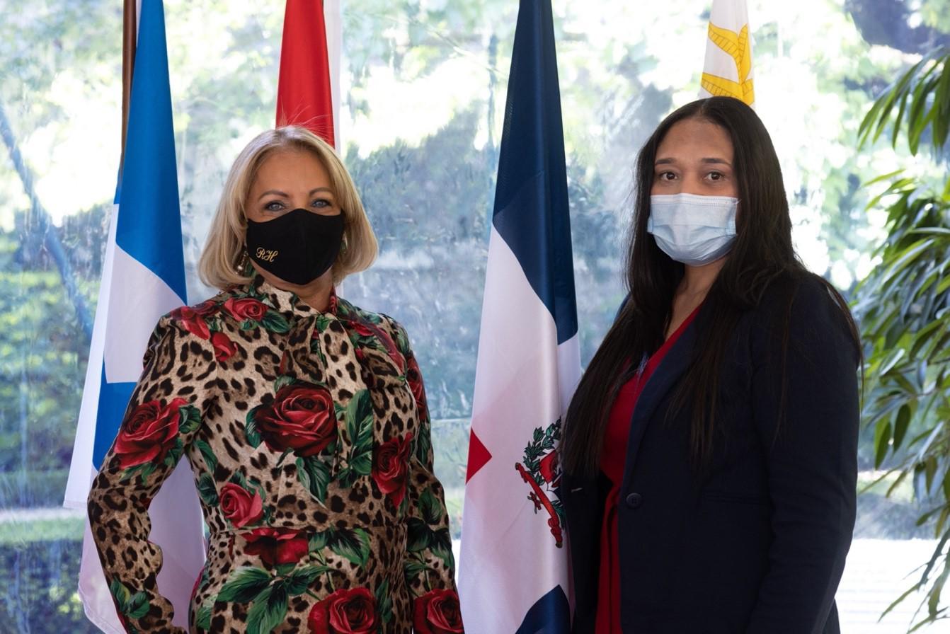 Su Excelencia Rosa Hernández de Grullón junto a la Dra. Raquel Mercedes durante la ceremonia de condecoración.