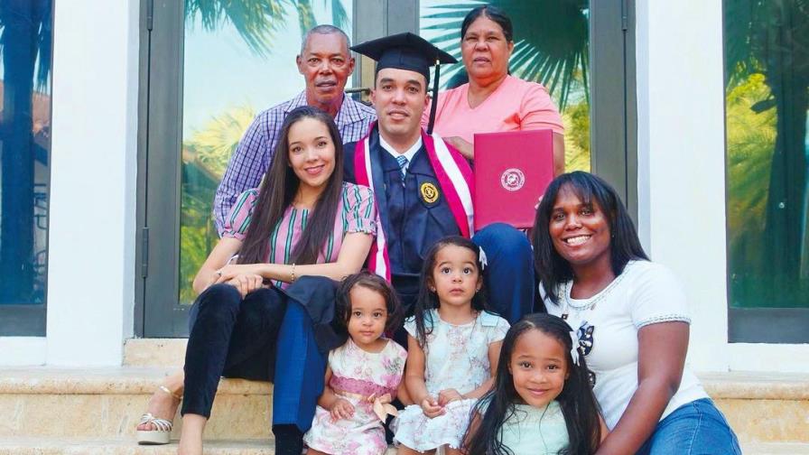 Ubaldo, con título, cumple el mayor sueño de su madre