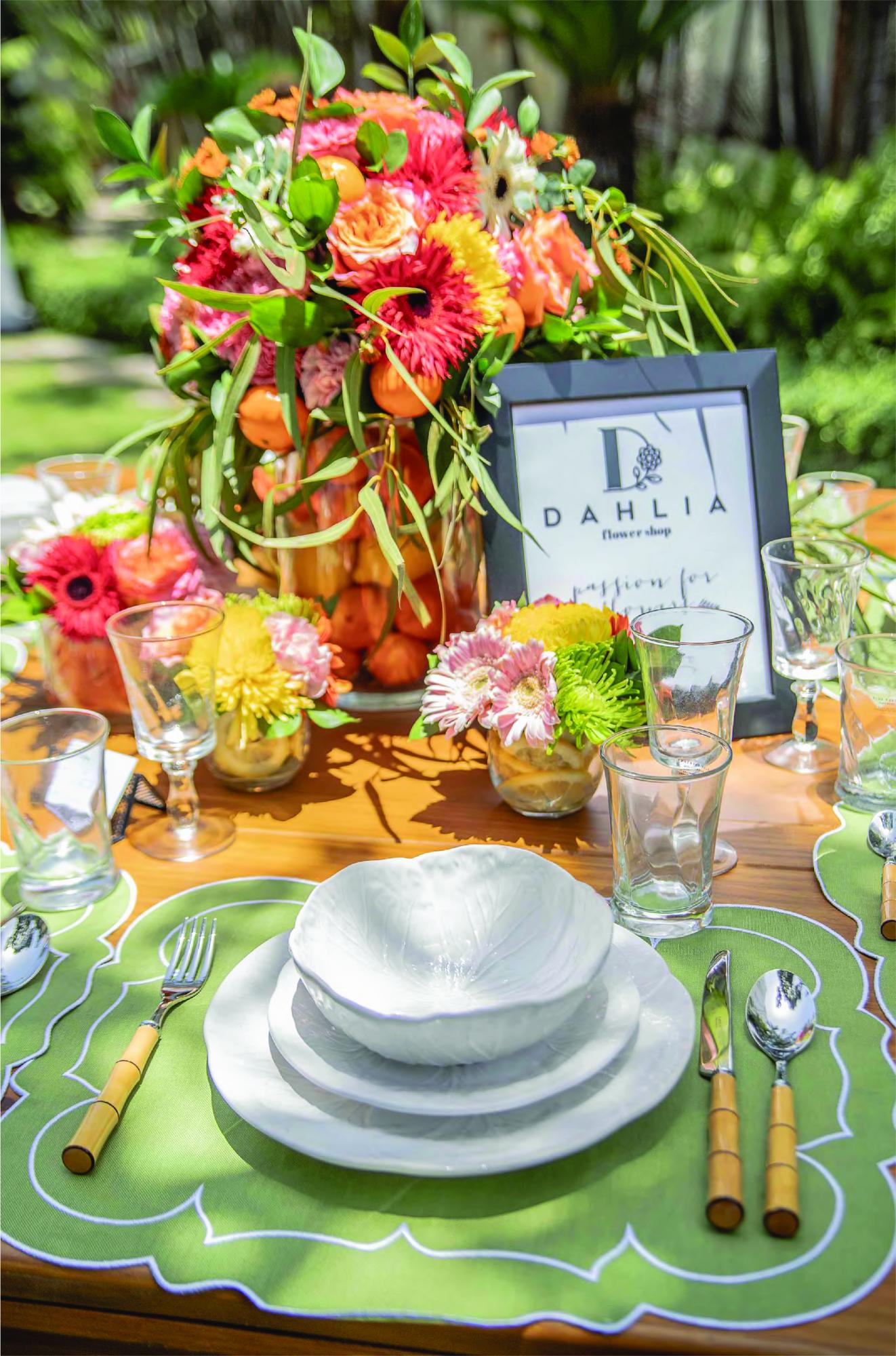 Mesa montada por Plato Roto con arreglos de Dahlia. (Fuente externa)