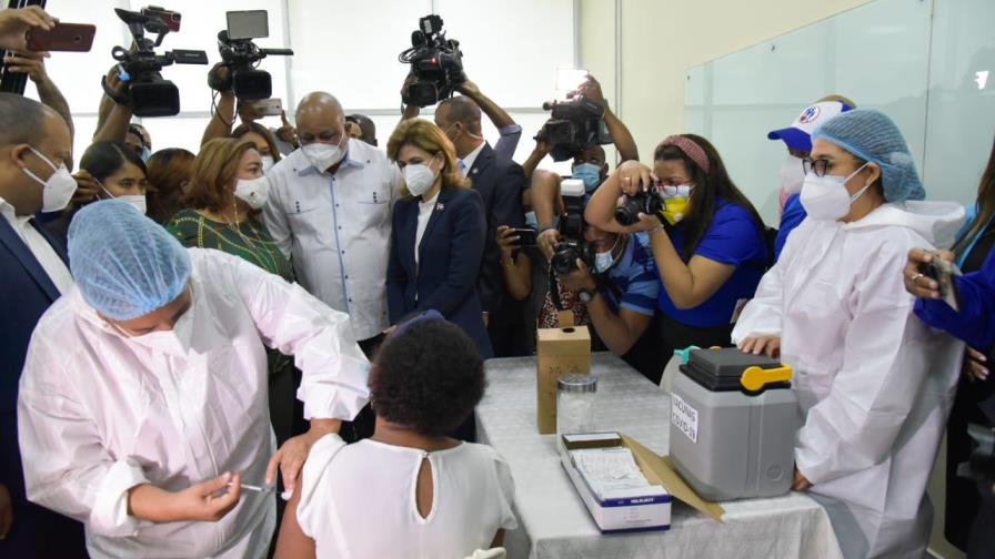 Salud Pública empieza a vacunar al personal docente con miras al retorno a las aulas Salud Pública empieza a vacunar al personal docente con miras al retorno a las aulas