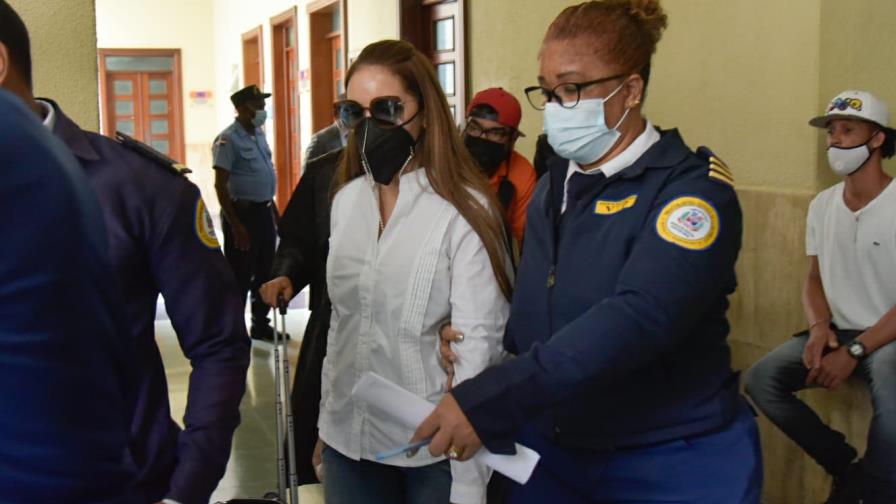 Ordenan colocar grilletes electrónicos a pareja de César El Abusador y la mantienen bajo arresto domiciliario Ordenan colocar grilletes electrónicos a pareja de César El Abusador y la mantienen bajo arresto domiciliario