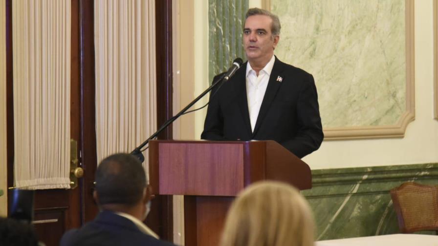 Gobierno ofrece nuevos detalles sobre vacunación contra COVID-19 tras reunión con médicos Gobierno ofrece nuevos detalles sobre vacunación contra COVID-19 tras reunión con médicos