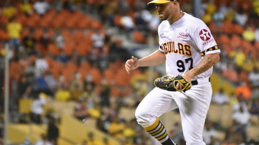 Las Águilas dominan al Escogido y siguen en la cima