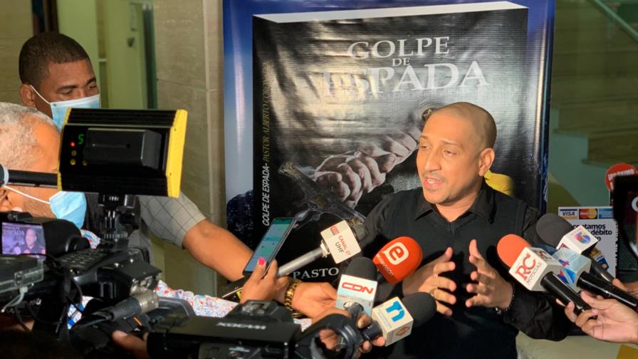 Pastor Alberto Coronado presentó su nuevo libro: Golpe de Espada: La adoración como arma de guerra” Pastor Alberto Coronado presentó su nuevo libro: Golpe de Espada: La adoración como arma de guerra”