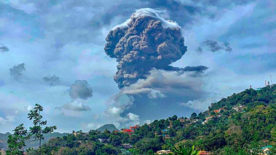 Advierten que la erupción del volcán La Soufriere no ha terminado