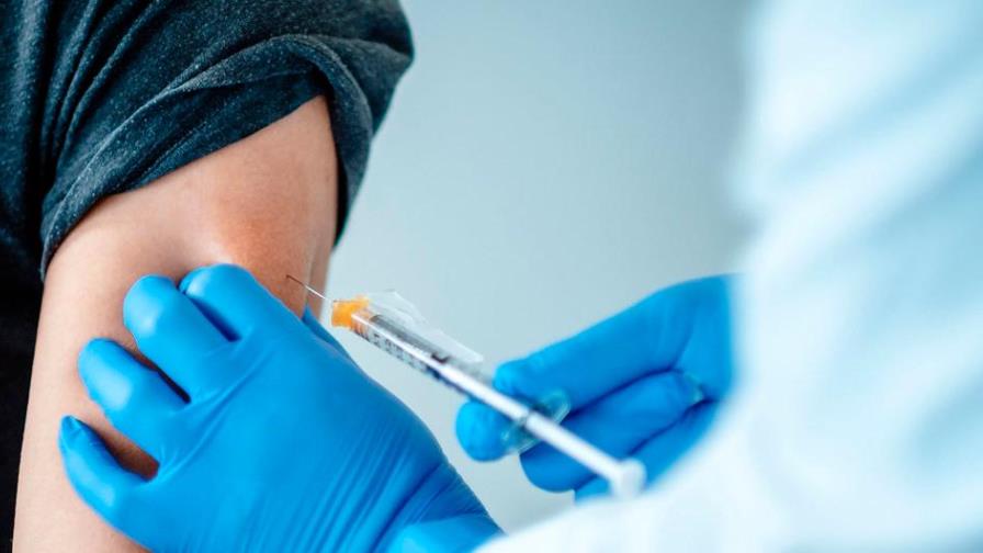 Reino Unido ofrecerá tercera dosis anticovid a personas vulnerables