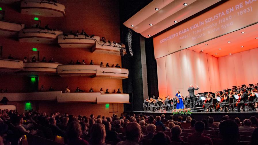 La violinista dominicana Aisha debuta en icónico Palau de les Arts