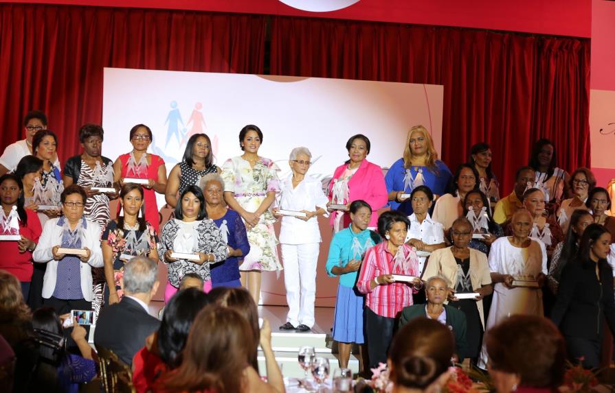 Primera Dama entrega Premio Madre Ejemplar 2018 a 32 mujeres